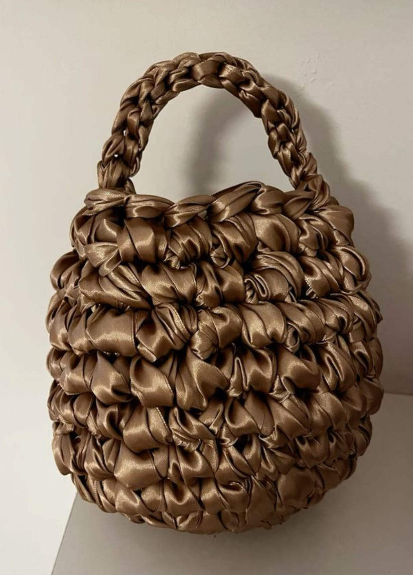 Espectacular Cartera Tejida en Cinta